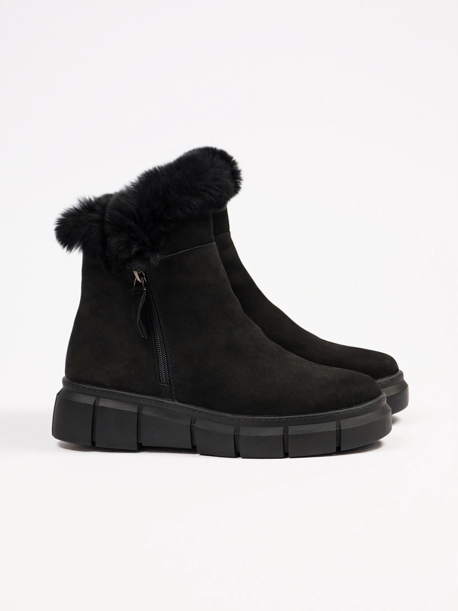 Ботинки черного цвета с оторочкой мехом на средней платформе